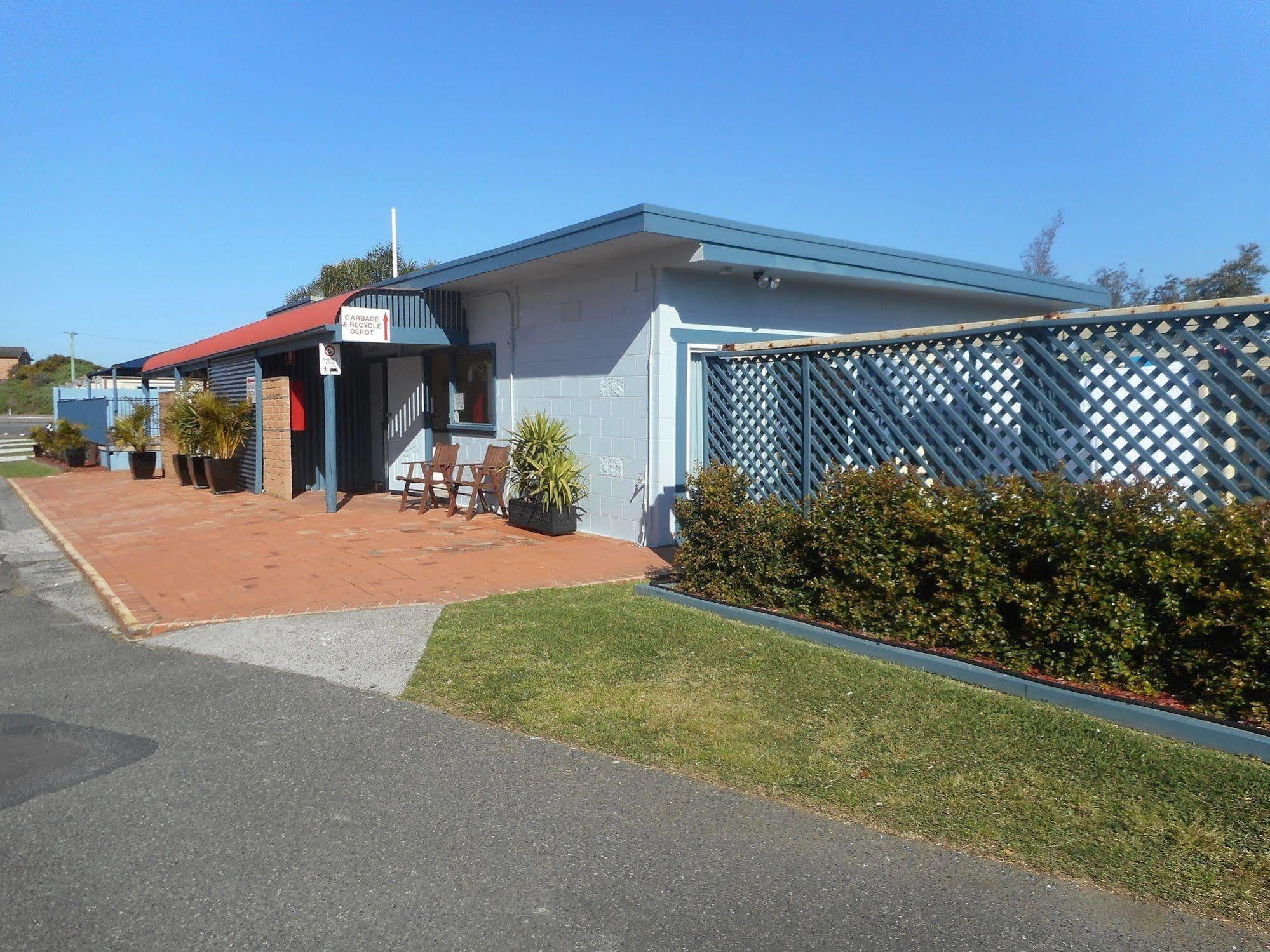 Two Shores Holiday Village Entrance Exterior foto