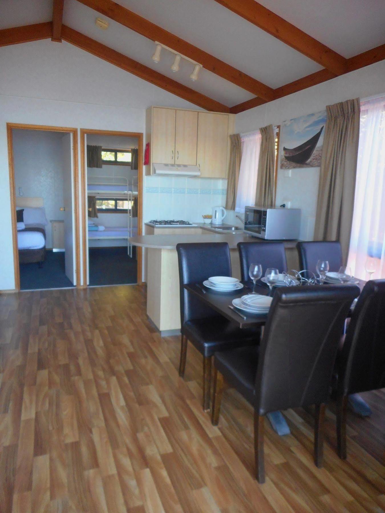 Two Shores Holiday Village Entrance Exterior foto